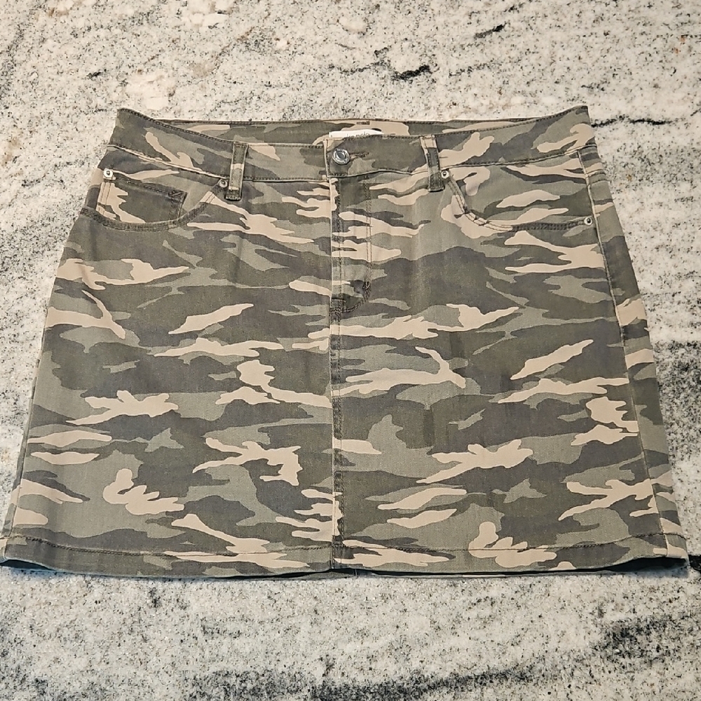 Kensie Green and Tan Camo Cargo Pencil Mini Skirt